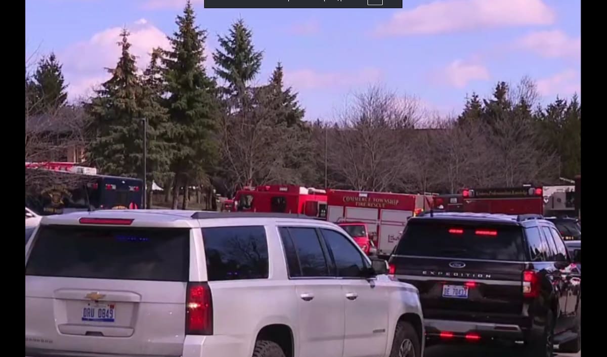 Hombre armado intenta atacar una sinagoga en West Bloomfield, Michigan, tras estrellar su auto contra el Templo Israel; seguridad del recinto lo abate y el FBI despliega operativo para descartar explosivos o cómplices. Foto: Captura de pantalla
