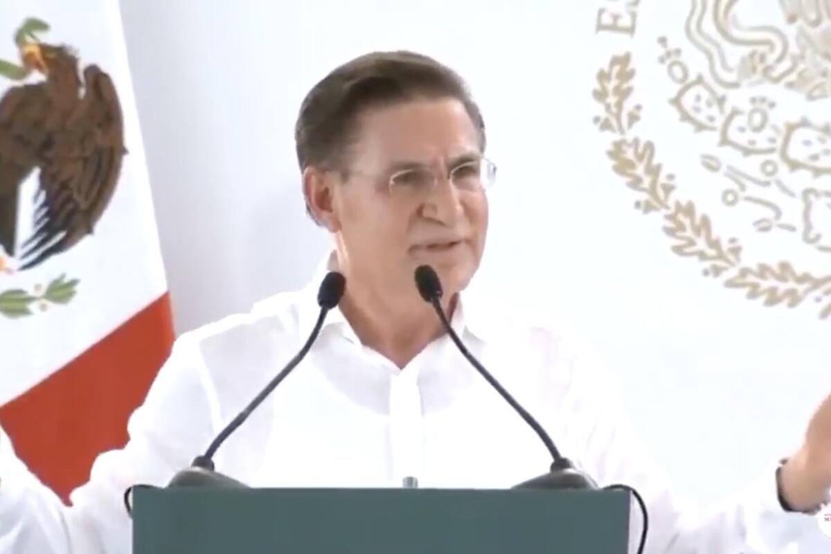 Gobernador de Durango encara a manifestantes en evento con AMLO