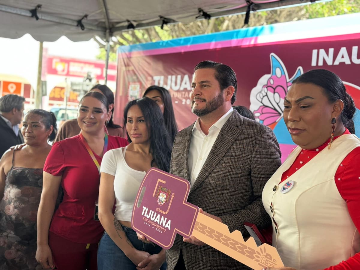 Autoridades y activistas inauguraron “La Casita de UT”, un espacio comunitario dirigido a mujeres trans y personas LGBTQ+ tras seis años de trabajo de la asociación. Foto: Cortesía