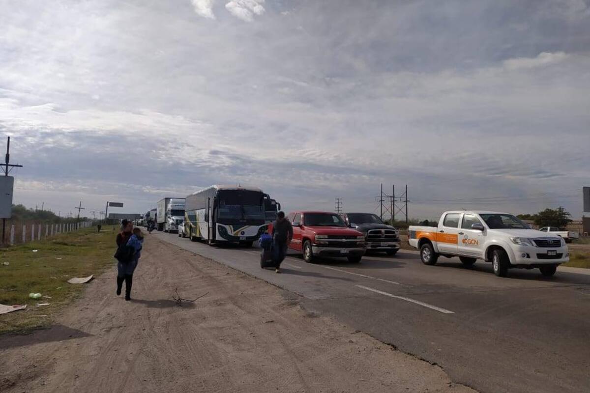 Bloquean carretera en salida de Navojoa