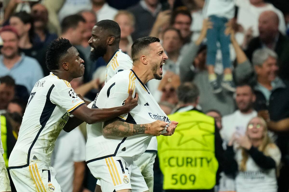 Joselu (derecha) celebra tras anotar el primer gol del Real Madrid en el partido de vuelta contra Bayern Múnich en la semifinal de la Liga de Campeones, el miércoles 8 de mayo de 2024, en Madrid. (AP Foto/José Bretón)