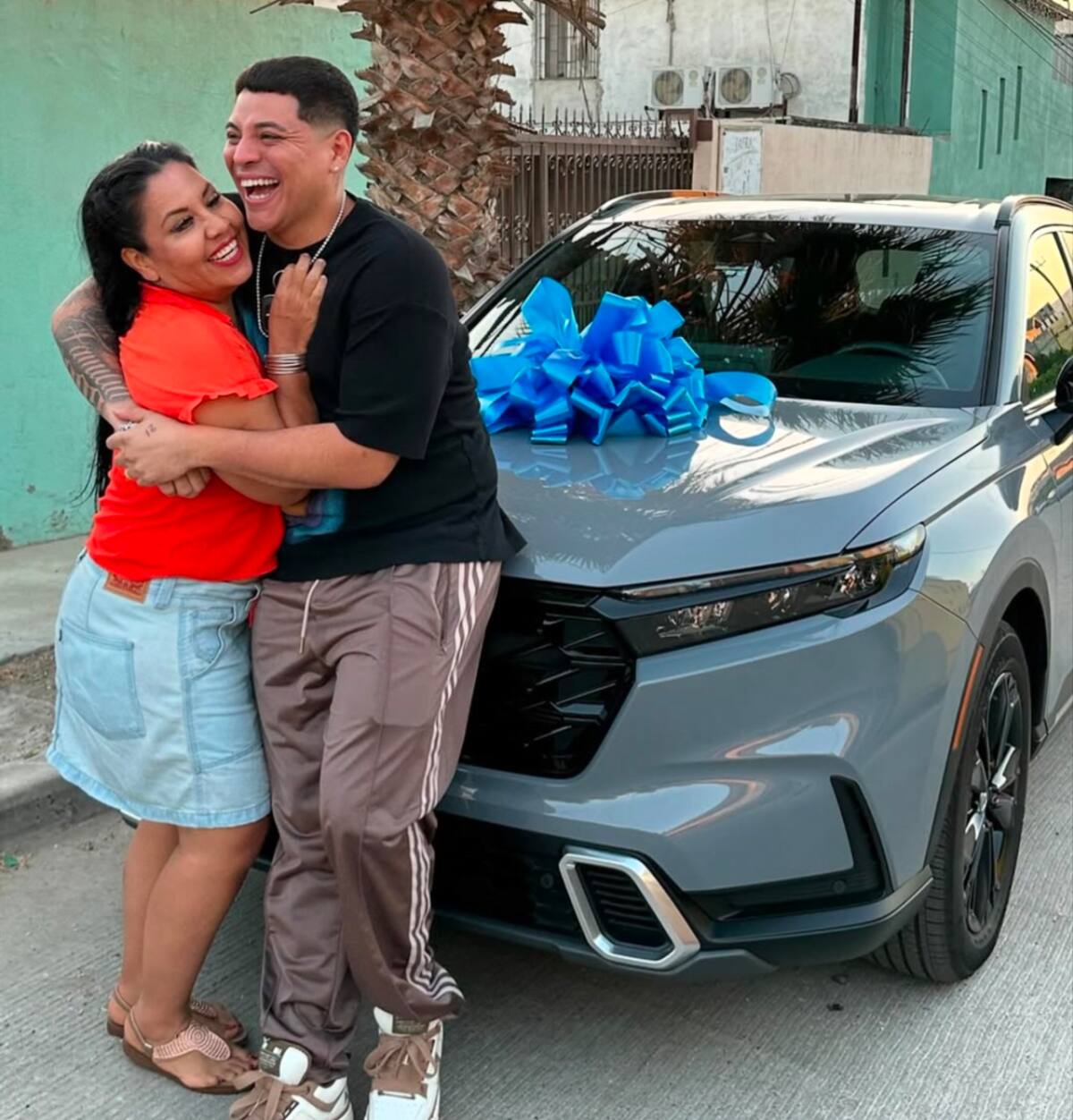 Su tía también alcanzó el regalo, a quien el cantante le agradeció sus cuidados.