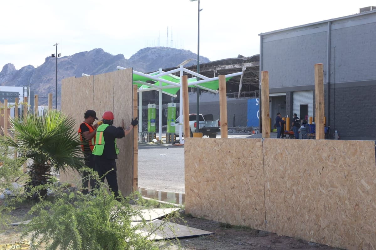 Colocan paneles de madera alrededor de Sam’s Club tras incendio que lo dejó en ruinas