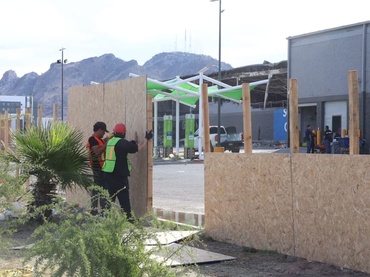 Colocan paneles de madera alrededor de Sam’s Club tras incendio que lo dejó en ruinas