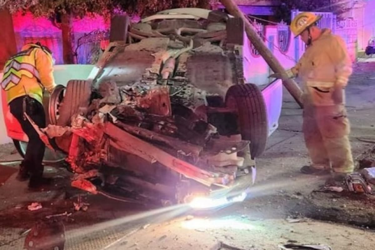 Pierde el control, vuelca e impacta contra barda en Residencias