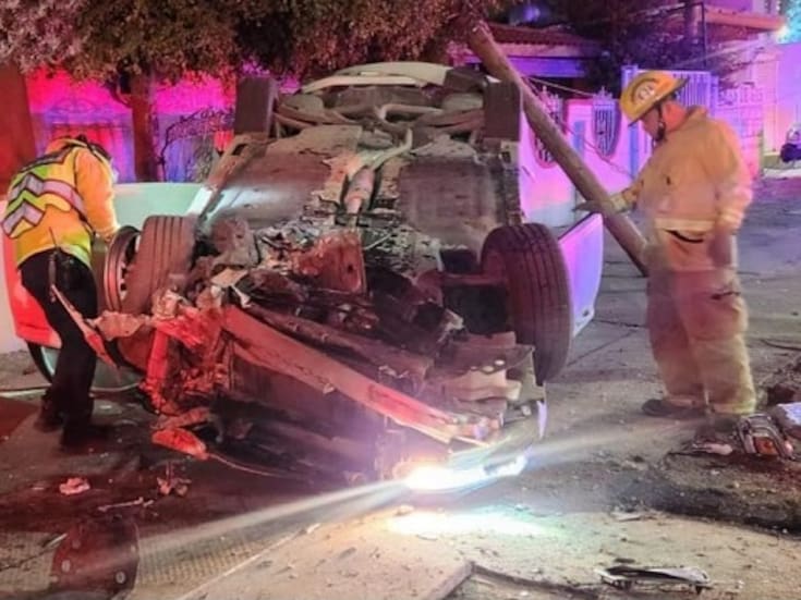 Pierde el control, vuelca e impacta contra barda en Residencias