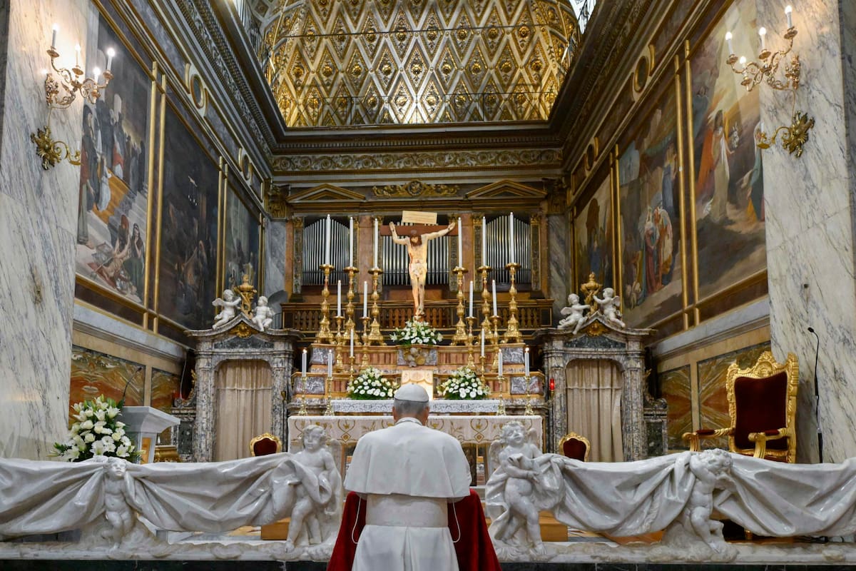 Genazzano (Italia), 10/05/2025.- El papa León XIV visitó este sábado el santuario agustino de la Virgen del Buen Consejo en Genazzano, cerca de Roma, donde fue ovacionado por cientos de personas en su primera salida desde fue elegido como jefe de la Iglesia Católica tras dos días de cónclave. EFE/Dicasterio para la Comunicación del Vaticano/Francesco Sforza