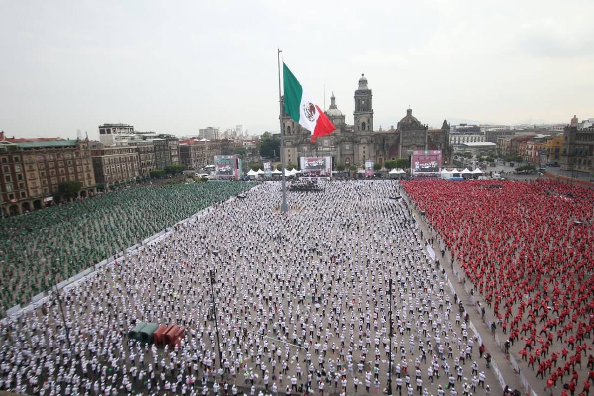 EUM20220618SOC11.JPG
CIUDAD DE MÉXICO, Boxing class/Clase box.- La plancha del Zócalo de la Ciudad de México se pinta con los colores de la bandera de México y todo esto para hacer historia y romper el Récord Guinness con las Clase Masiva de Box. Sábado 18 junio 2022. Foto: Agencia EL UNIVERSAL/Carlos Mejía/LCG.