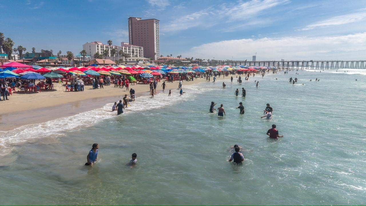 Las playas de Playas de Rosarito registraron alta afluencia de visitantes durante el periodo vacacional de Semana Santa, favorecida por las altas temperaturas. Foto: Border Zoom