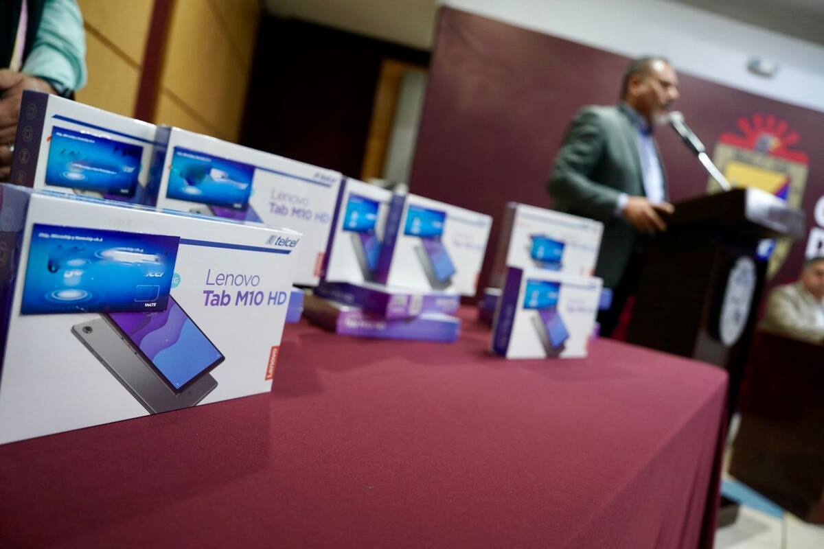 Donan tablets a policías para bitácora de comercios