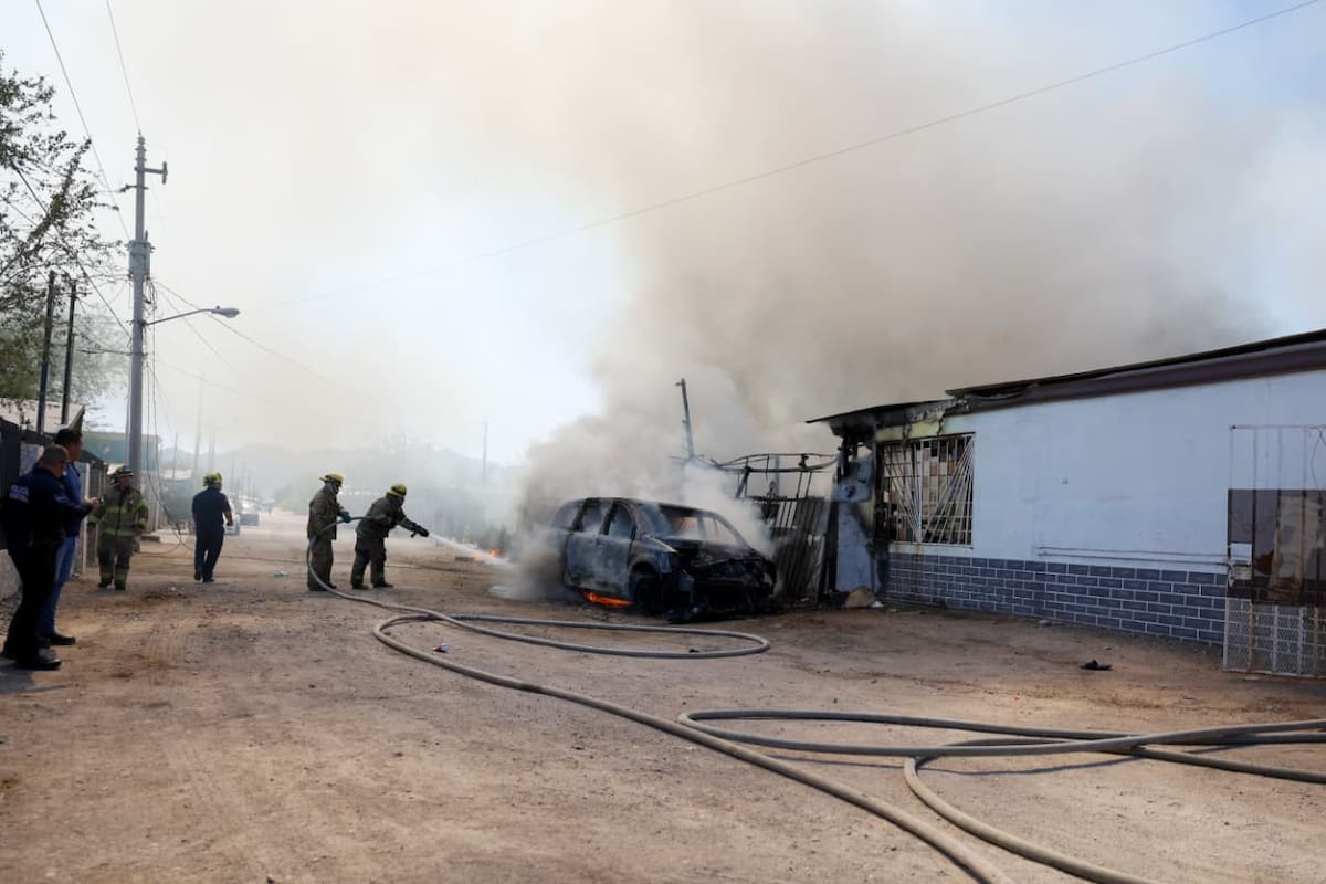 Voraz incendio alcanza casas y carros en la Progreso