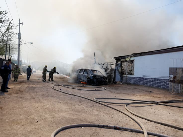 Voraz incendio alcanza casas y carros en la Progreso