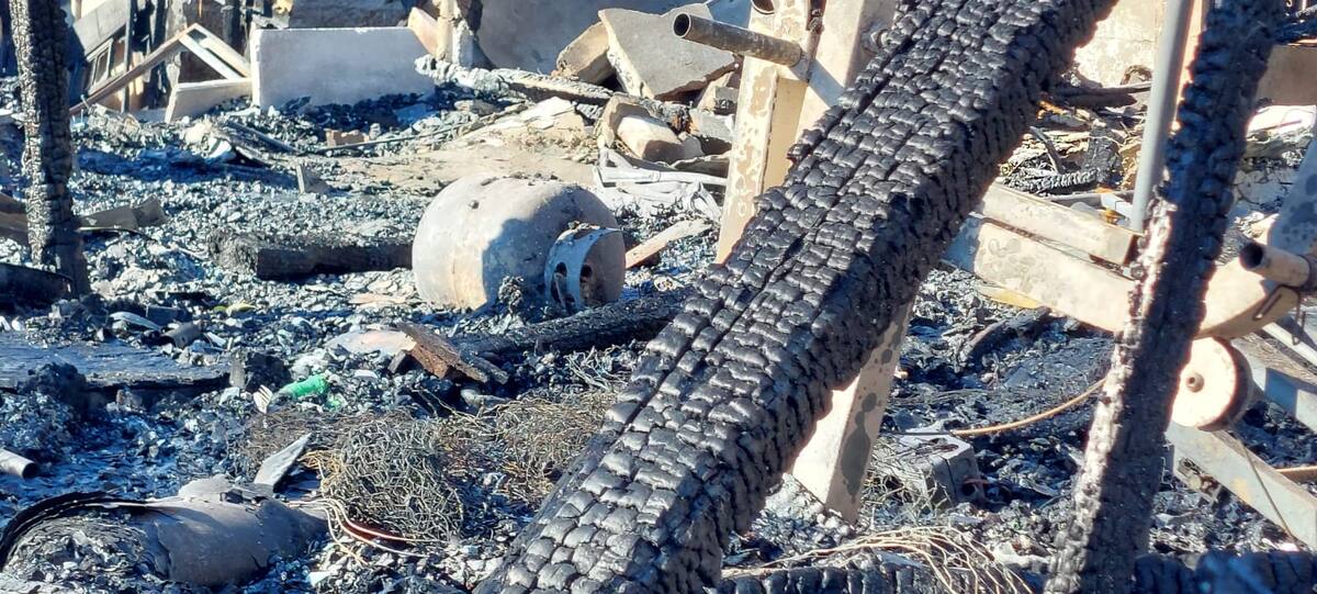 Una mina de gas puede verse entre los escombros que dejó el incendio.