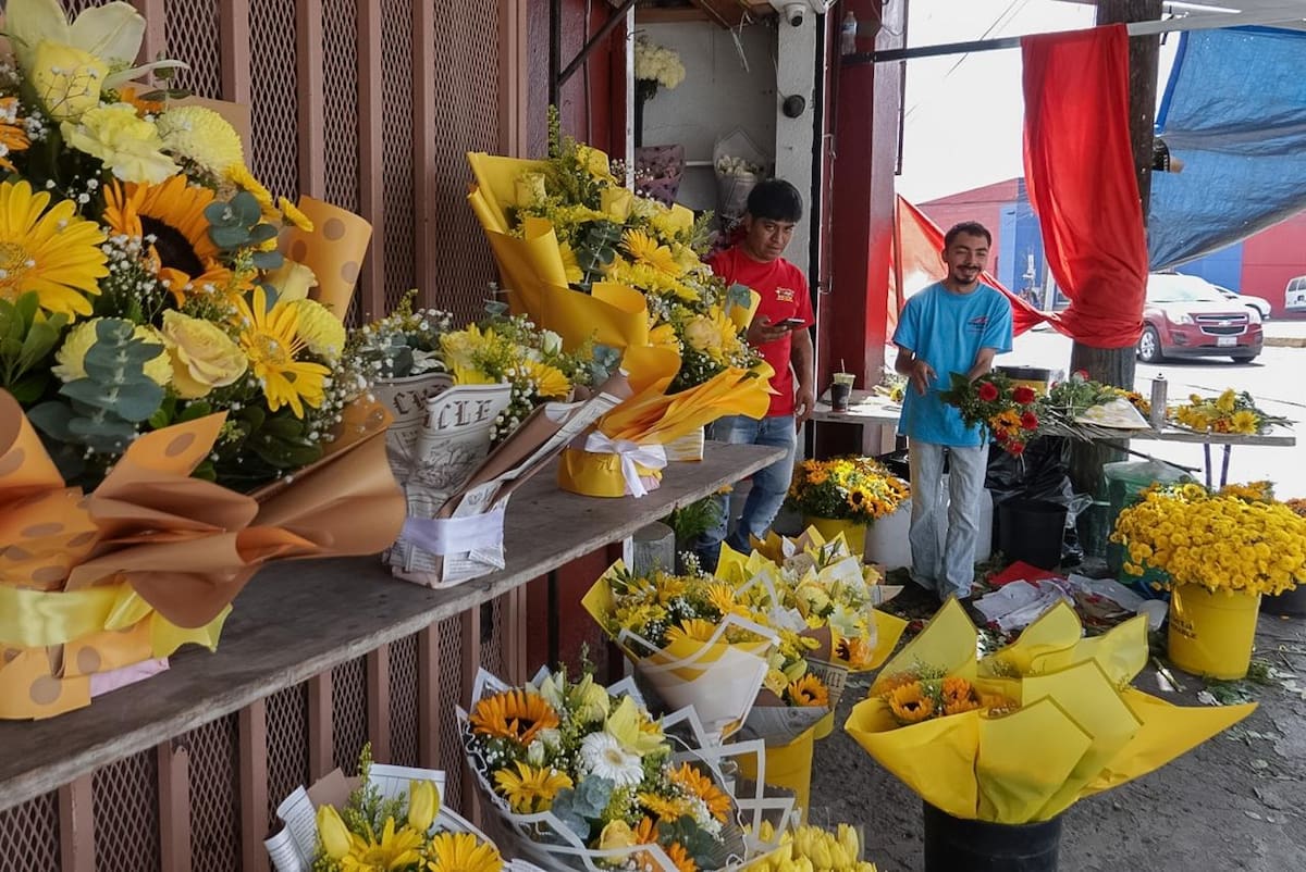 Las flores amarillas fueron de las más buscadas este 21 de septiembre en florerías de Tijuana. Foto: Border Zoom