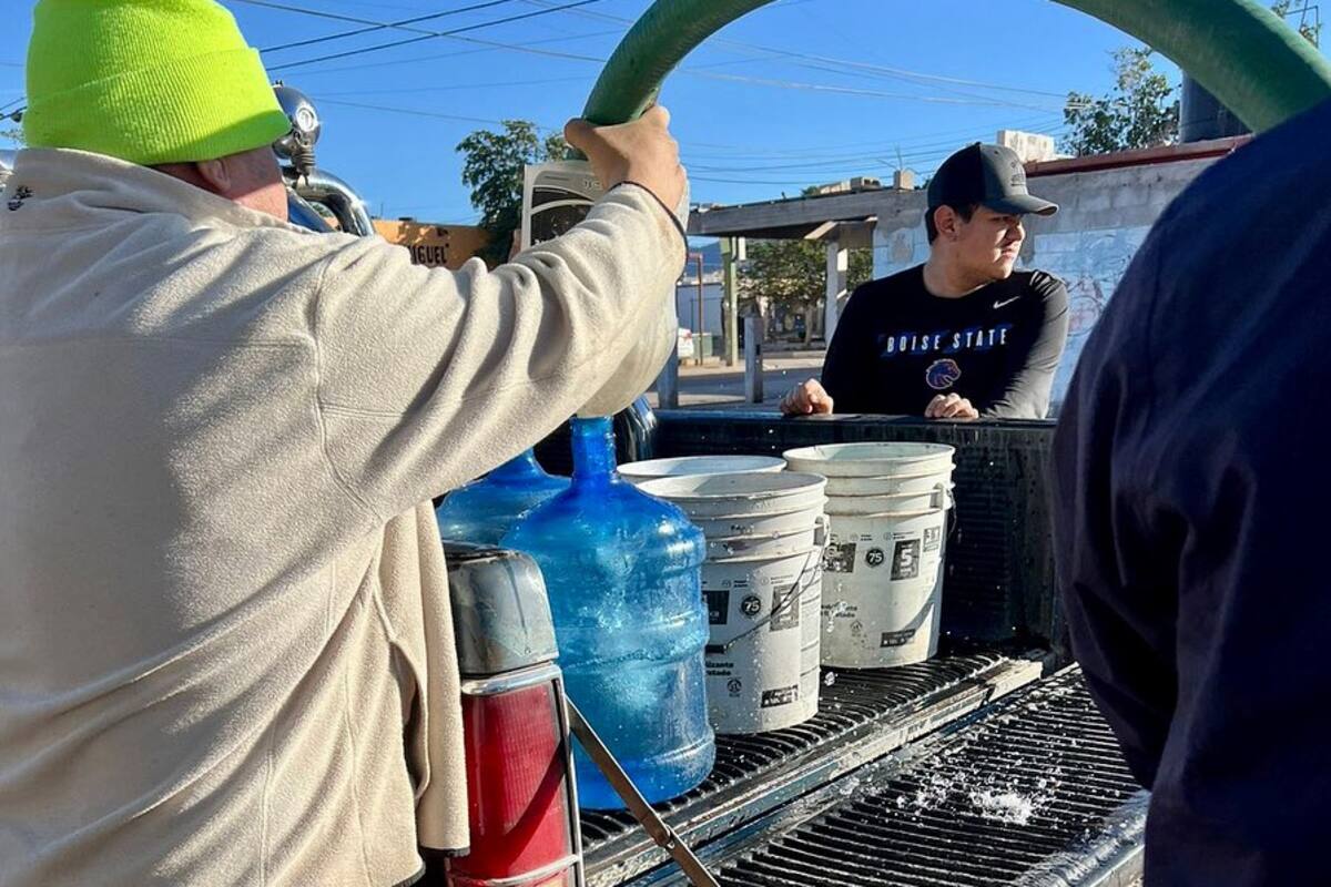 Abastecen de agua con pipas al sector Norponiente de Hermosillo