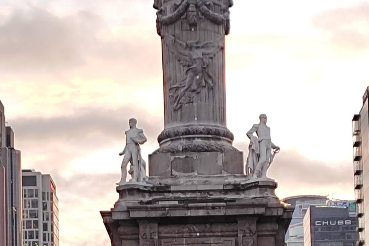 Video causa confusión: escultura tirada en el Ángel de la Independencia resulta ser parte de una película