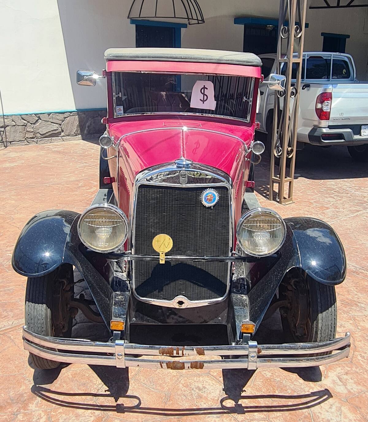 Leonardo López Valencia muestra orgulloso los automóviles. Foto: Julián Ortega