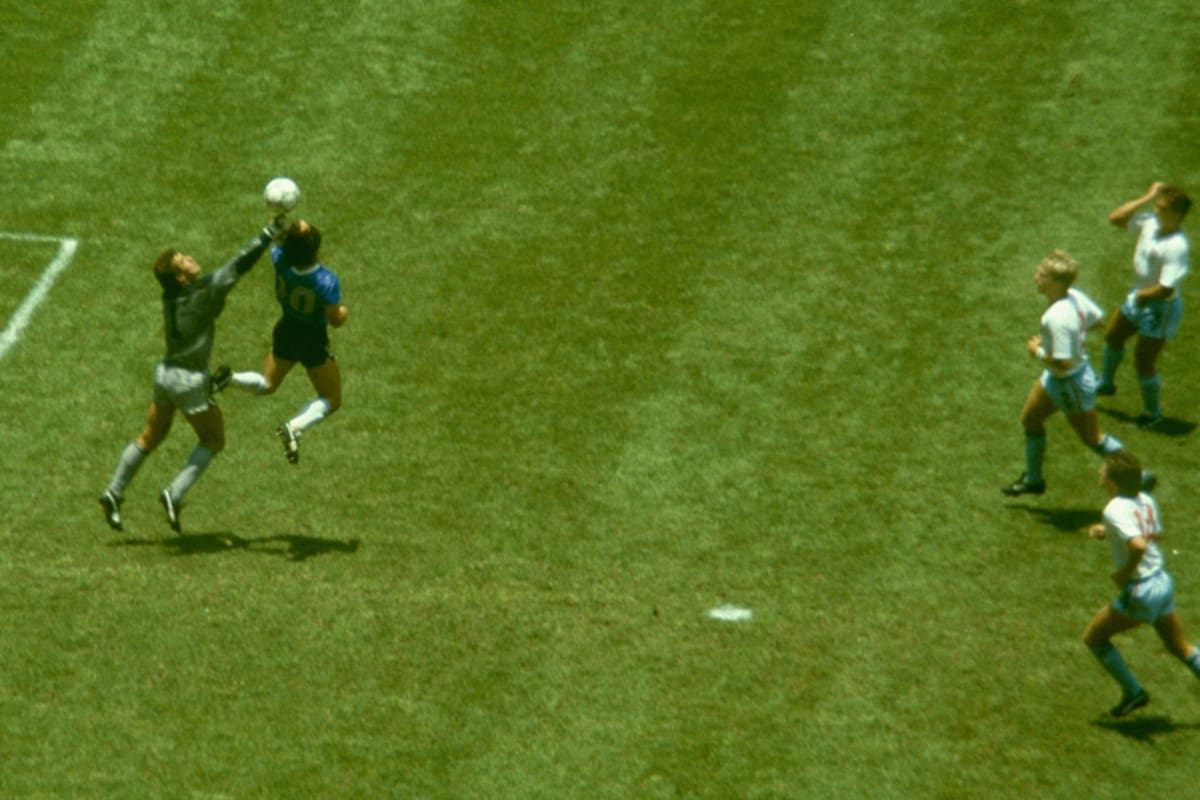 Subastan por 3.35 millones de dólares el balón con el que Maradona marcó la “Mano de Dios” contra Inglaterra en el Mundial de México 1986