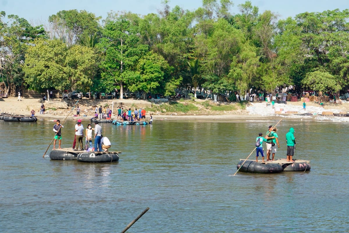 Grupos de inmigrantes hondureños llegan a la frontera entre México y Guatemala en Tapachula (México). EFE/Juan Manuel Blanco/Archivo