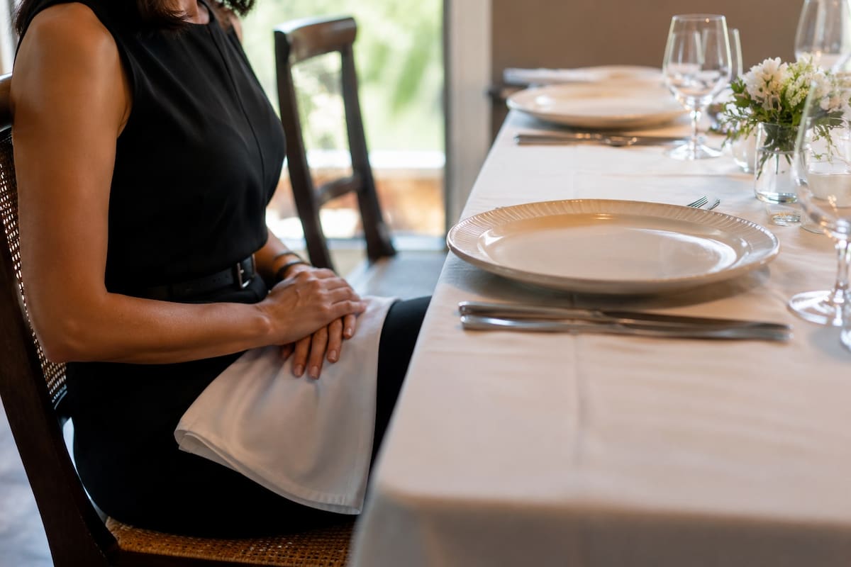 Si el comensal se levanta momentáneamente, las reglas de etiqueta recomiendan dejar la servilleta de manera suelta a un costado del plato. | Imagen creada por IA de ChatGPT