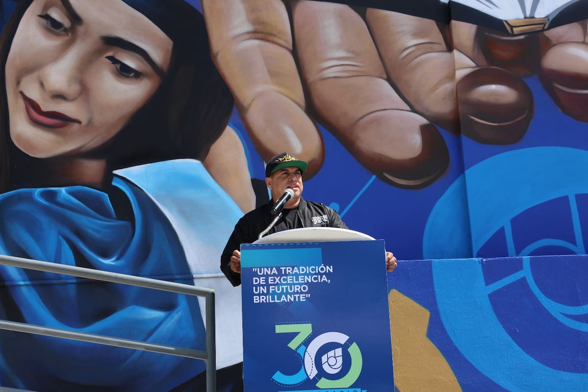 ‘Mode’ Orozco compartió el mural en el marco de los 30 años de Cesun Universidad.