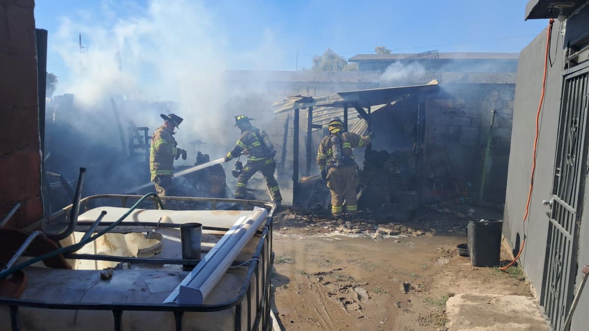 Hombre se queda dormido mientras calienta agua y su casa se incendia, en Rosarito