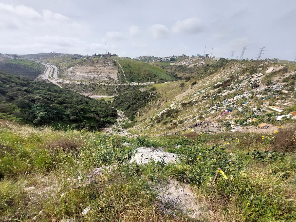 La empresa inmobiliario edificará una zona residencial, sin embargo, el terreno está relleno de tierra suelta, basura, llantas. Foto: KHENNIA REYES