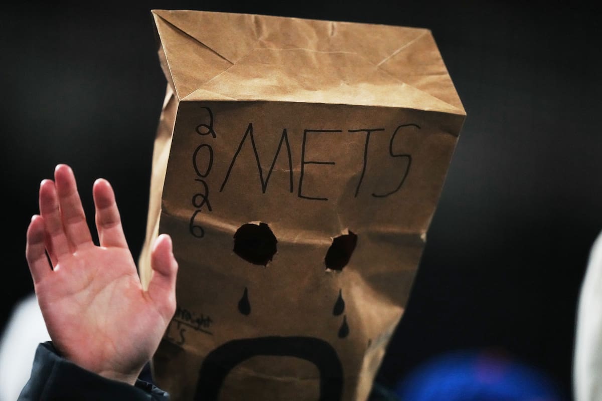 Un fanático de los Mets de Nueva York durante el octavo inning del juego contra los Mellizos de Minnesota, el martes 21 de abril de 2026, en Nueva York. (AP Foto/Frank Franklin II)