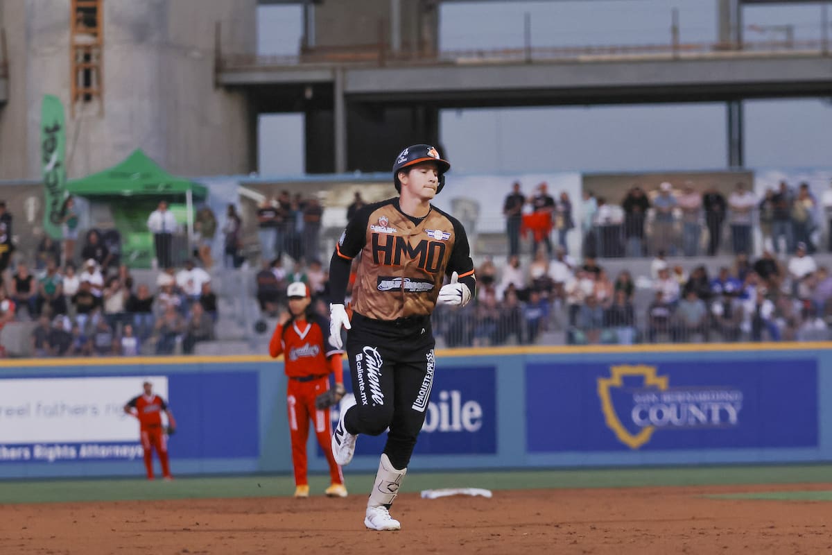 Luis Lizárraga de los Naranjeros de Hermosillo recorre las bases tras pegar jonrón en el segundo inning. (Foto: Cortesía Naranjeros)