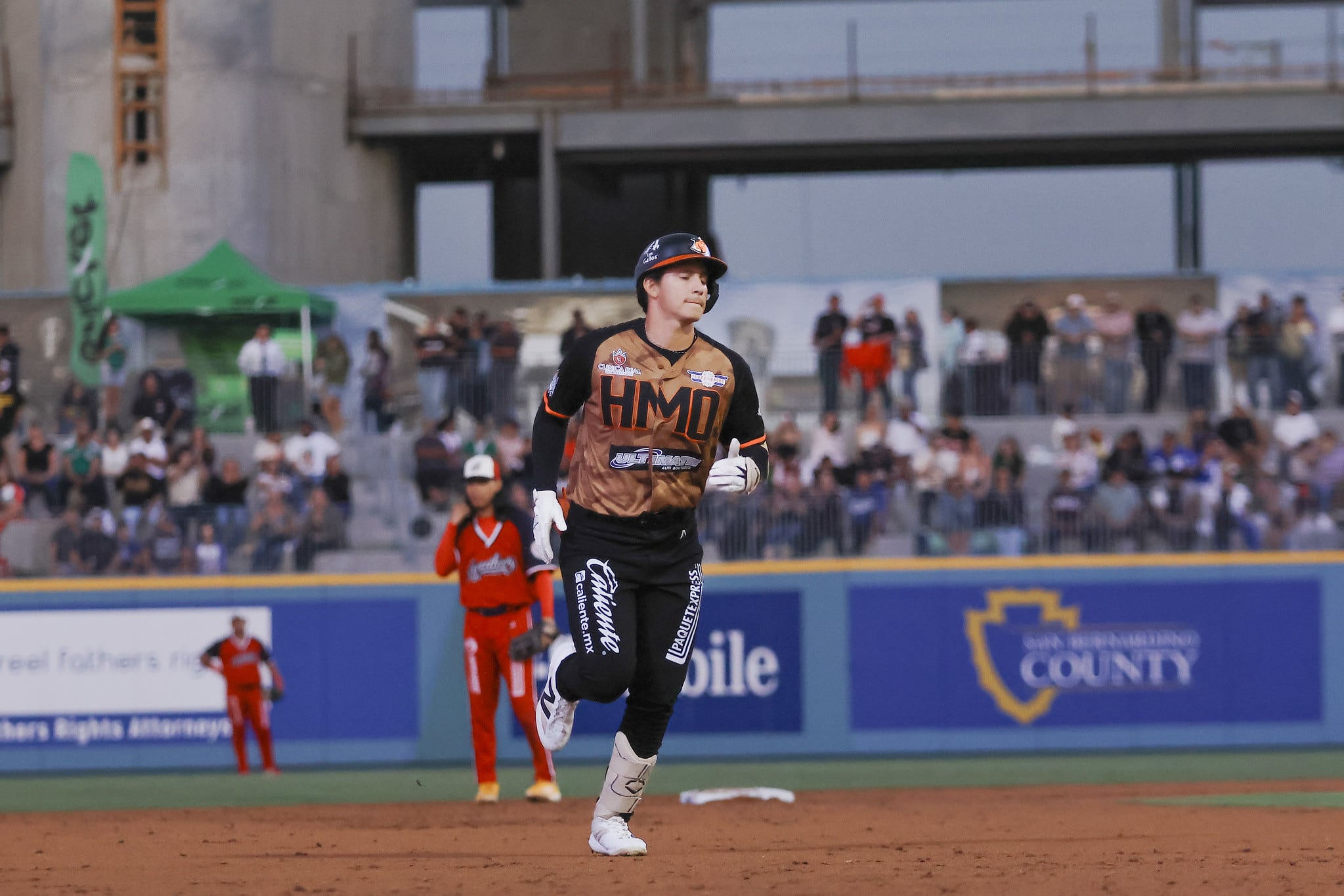 Luis Lizárraga de los Naranjeros de Hermosillo recorre las bases tras pegar jonrón en el segundo inning. (Foto: Cortesía Naranjeros)