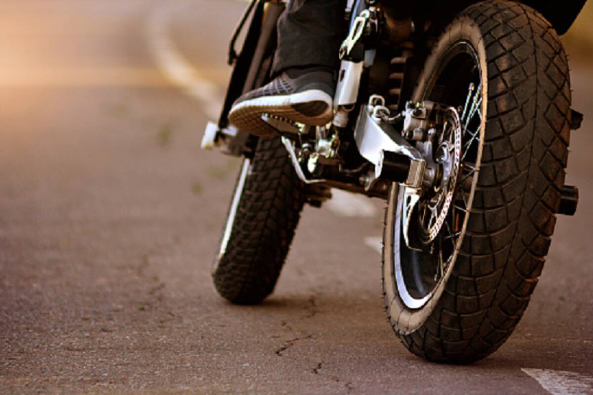 Roba en moto bolso a mujer en la Metalera