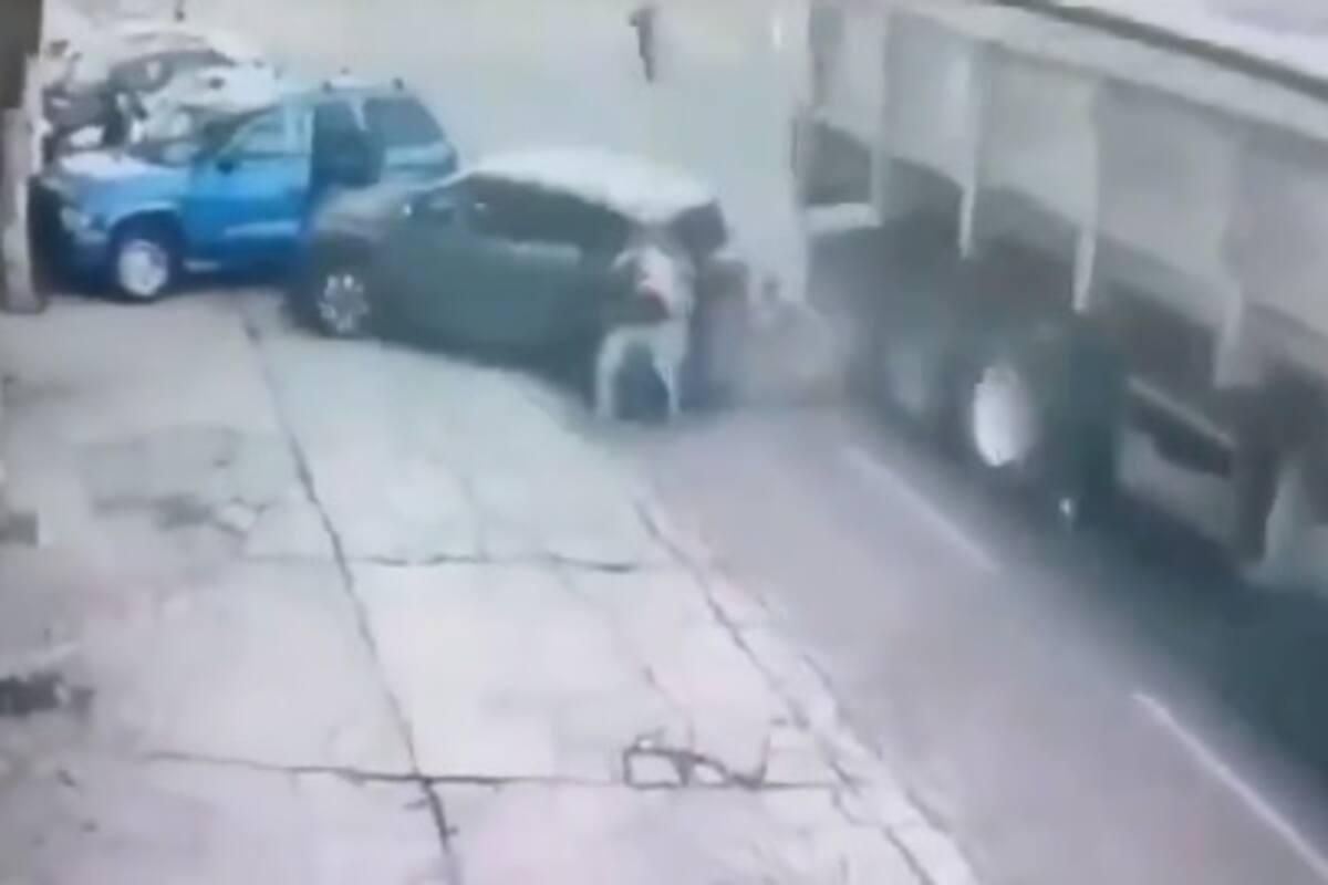 VIDEO: Hombre muere tras quedar prensado entre camioneta y un tráiler, en Tlaxcala.