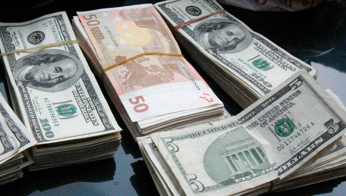 Fotografía sin fecha de billetes de diferentes denominaciones de Euro y Dólar. EFE/Mario Guzmán/Archivo