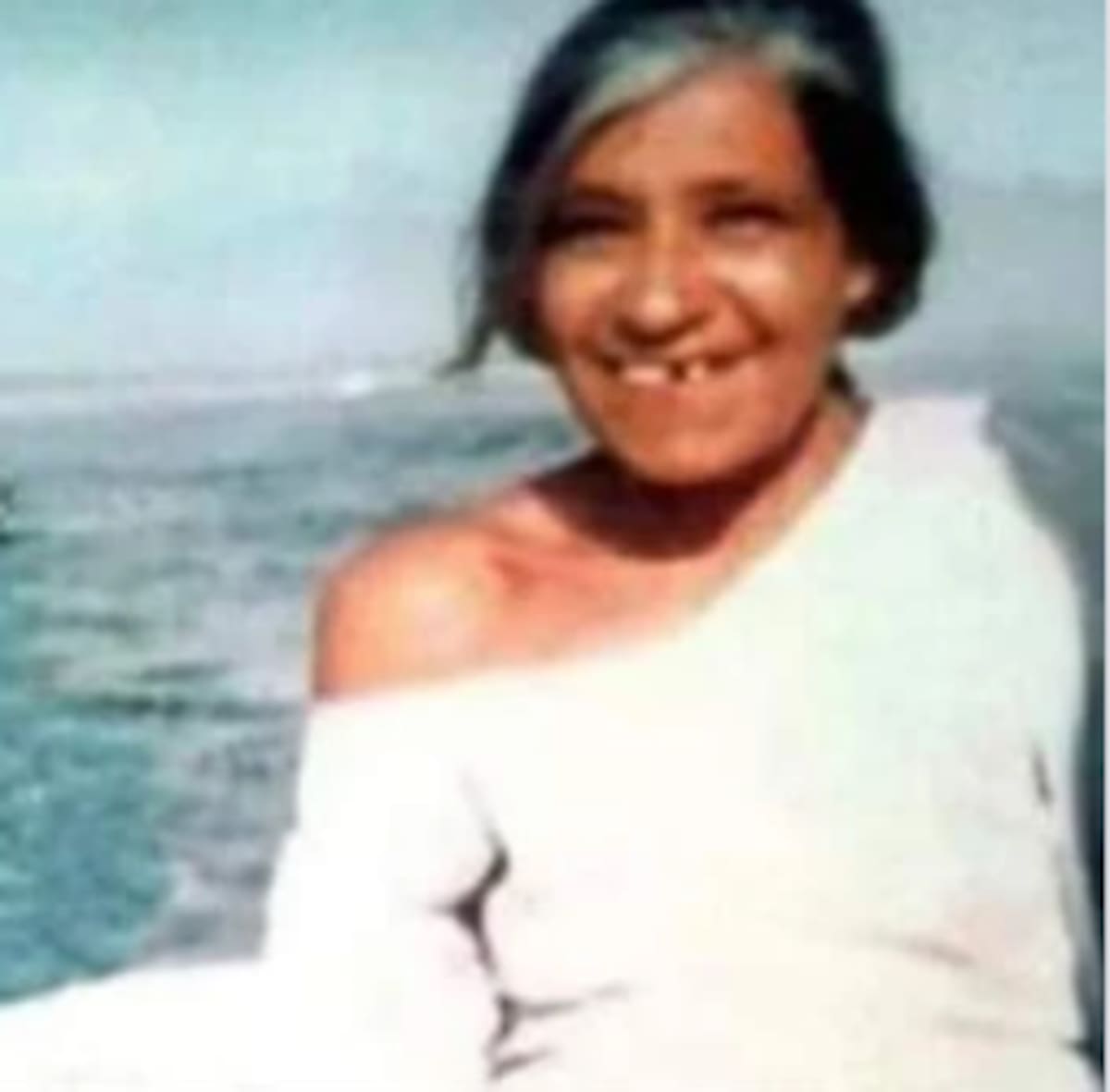 Con su mirada fija en el horizonte, Rebeca inspiró a Fher Olvera a escribir "En el muelle de San Blas" a mediados de los años 90.