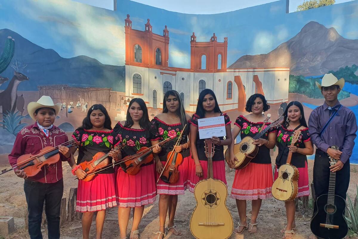 Jóvenes del mariachi yaqui interpretan su música con el corazón