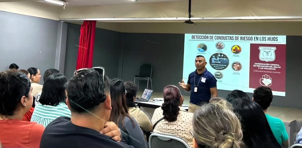 Personal de prevención del delito impartió capacitación a padres de familia de estudiantes de secundaria en Ensenada. Foto: Cortesía