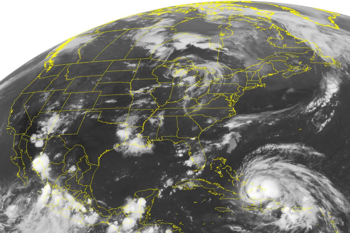 Según el último boletín del NHC, el sistema de baja presión se mueve a una velocidad de 45 kilómetros por hora y se encontraba, al momento del reporte, a unos 175 kilómetros al sur-suroeste de Gran Caimán y a 545 kilómetros al sureste de la punta de Cuba. (Weather Underground via AP)