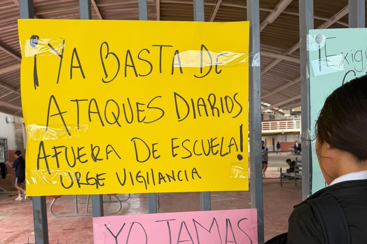 Madres de familia se manifiestan en Secundaria 14 de Lomas Altas por constantes agresiones entre los alumnos