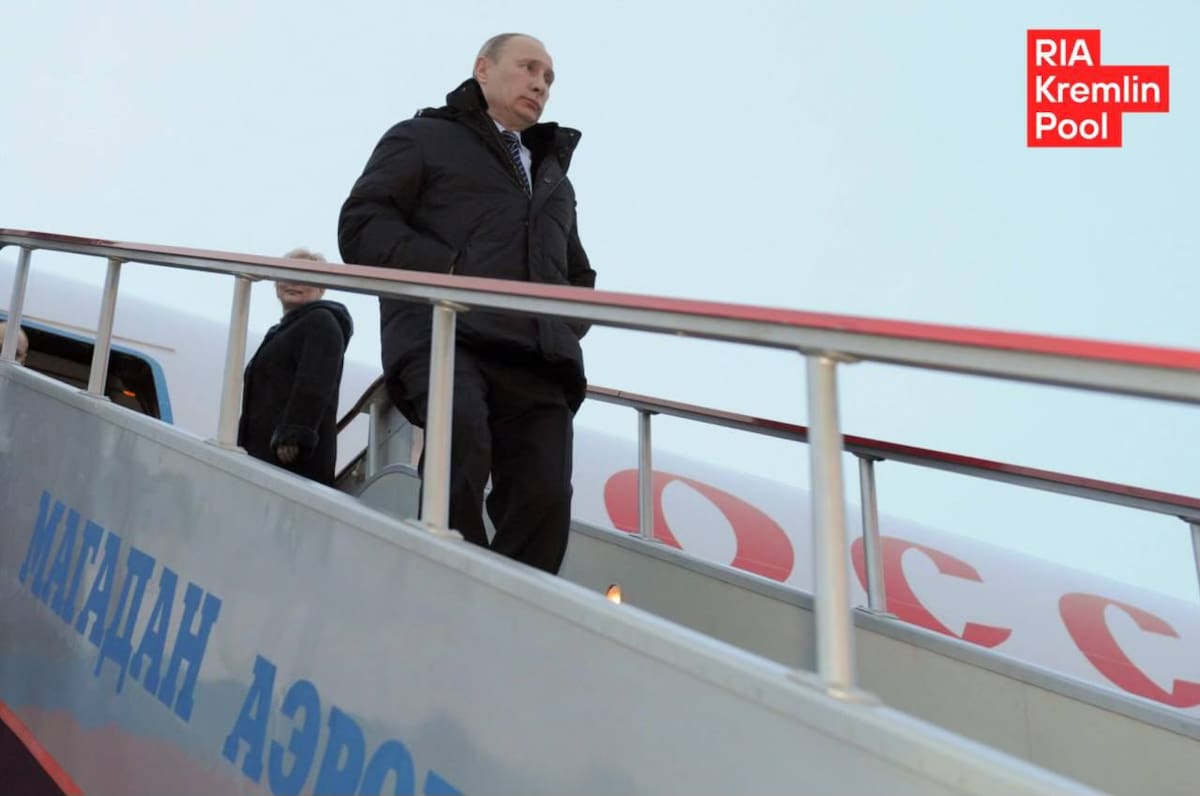 El presidente Vladimir Putin escucha al gobernador de la región de Magadán.
