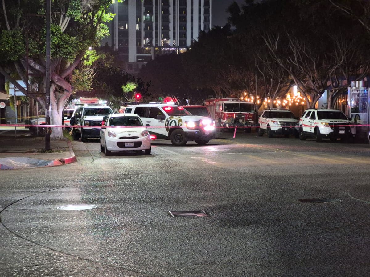 Bomberos de Tijuana controlan la situación mientras monitorean la concentración de gas en ductos subterráneos. Foto: Michelle Castillo