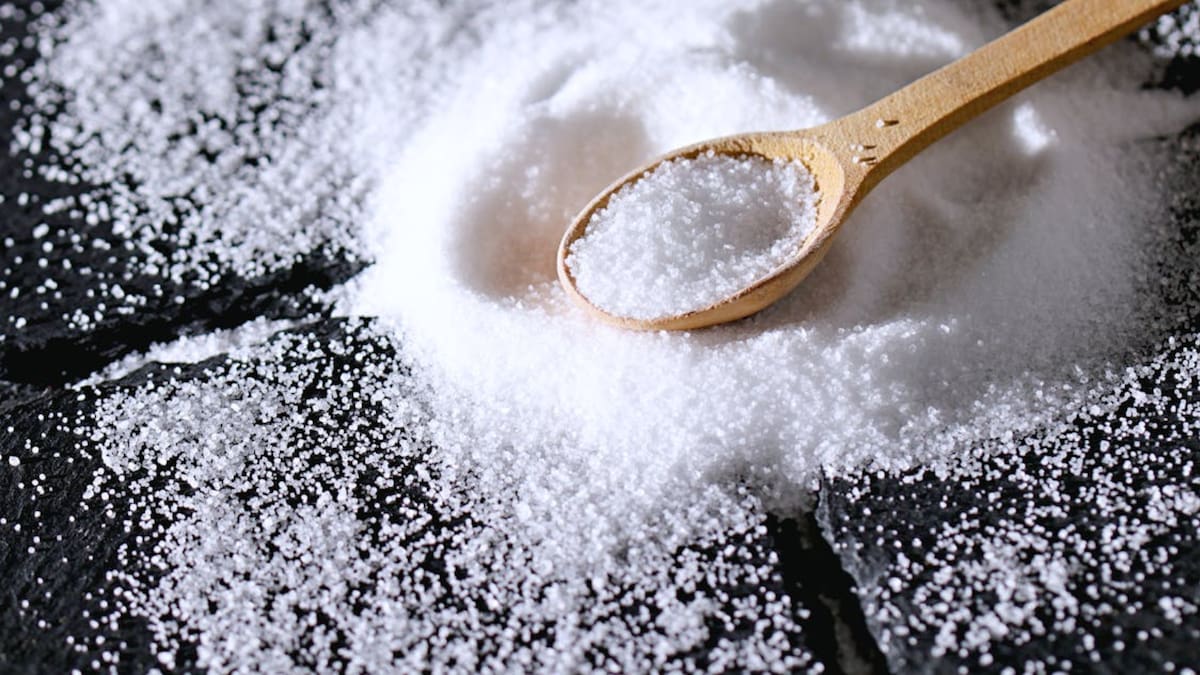 Un neurocientífico explica cómo el exceso de sal altera el equilibrio de líquidos del cuerpo, cambia la forma en que el cerebro regula la sed y puede afectar la presión arterial a largo plazo