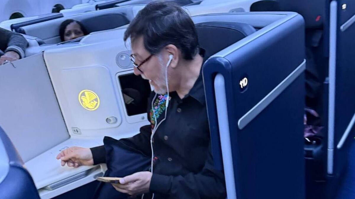 Noroña va de viaje a Europa y le toman foto en primera clase. Foto: Redes Sociales