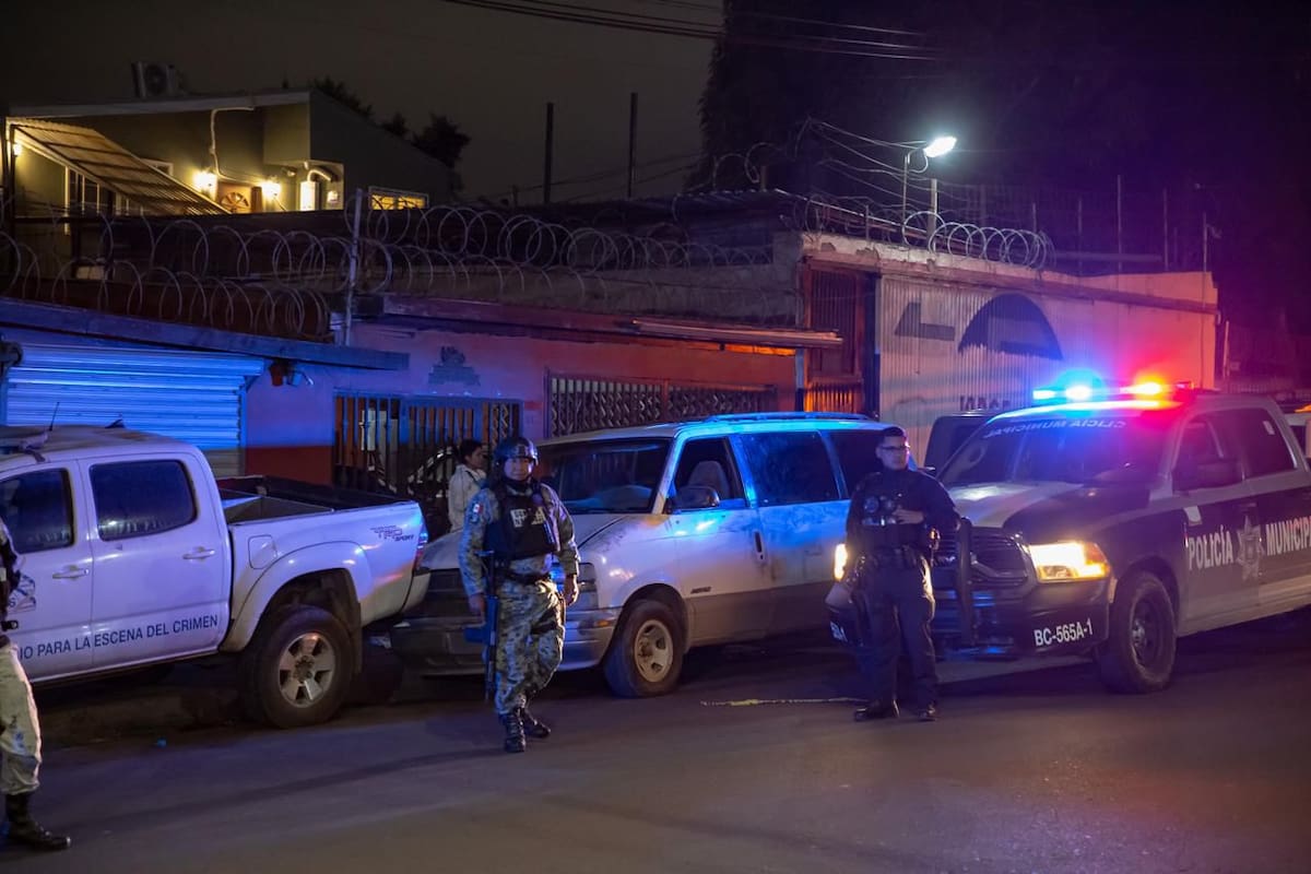 Localizan dos cuerpos dentro de una panel