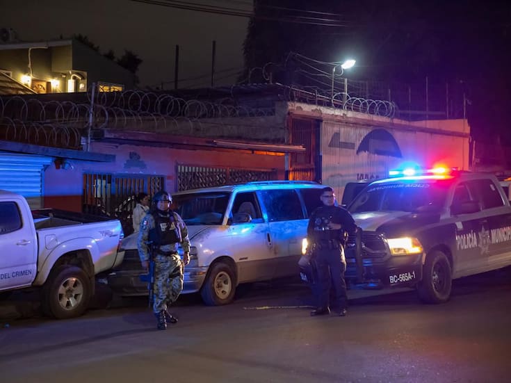 Localizan dos cuerpos dentro de una panel