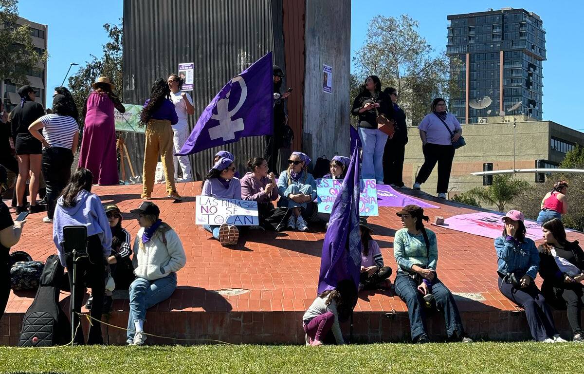 Las mujeres comenzaron a congregarse al pie del monumento "Las tijeras".