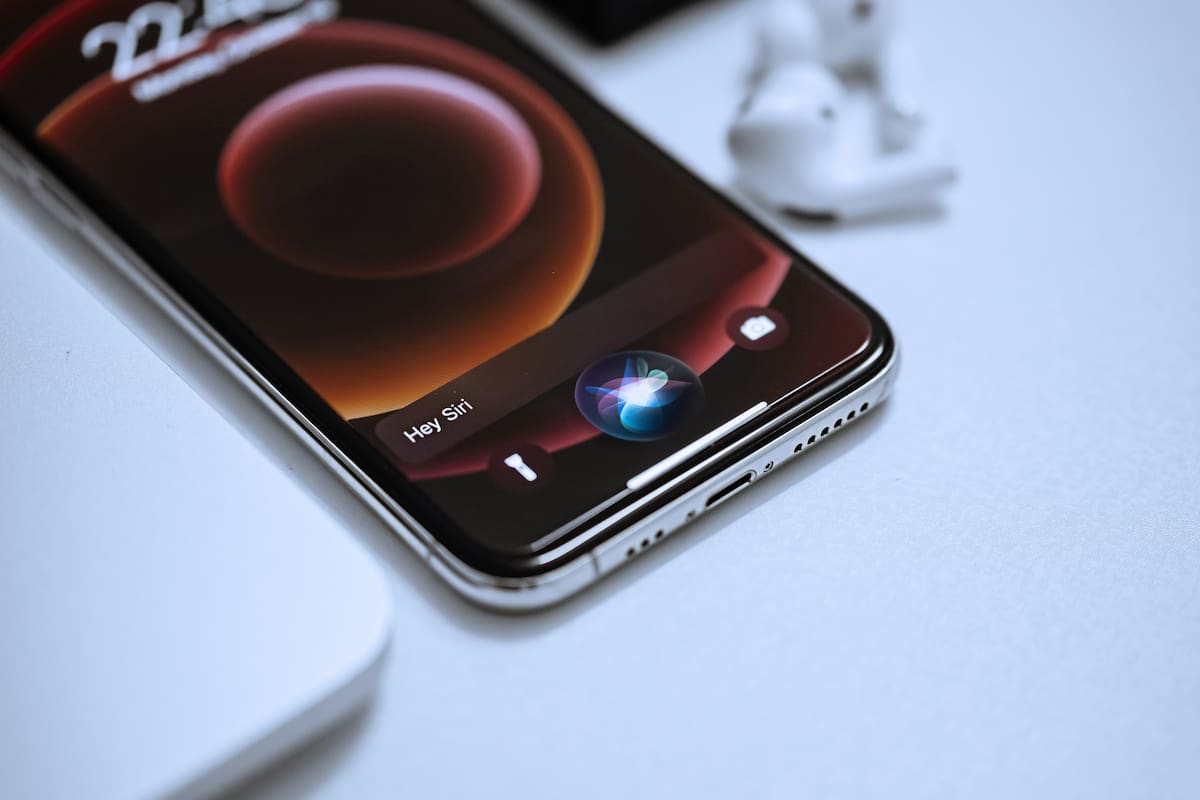 Recuerda evitar hacer este tipo de peticiones a Alexa o a Siri si quieres proteger tu seguridad o privacidad | Fuente: Unsplash