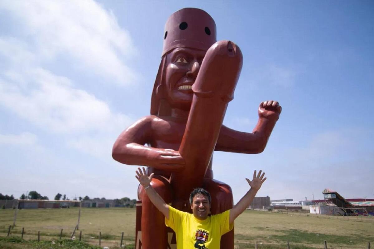 Destruyen la estatua con enorme falo instalada para atraer turistas en Perú