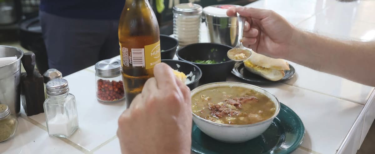 La Gallina Pinta es un platillo típico de Sonora que causa mucha curiosidad por el contraste de su nombre y los ingredientes. FOTO: JULIÁN ORTEGA