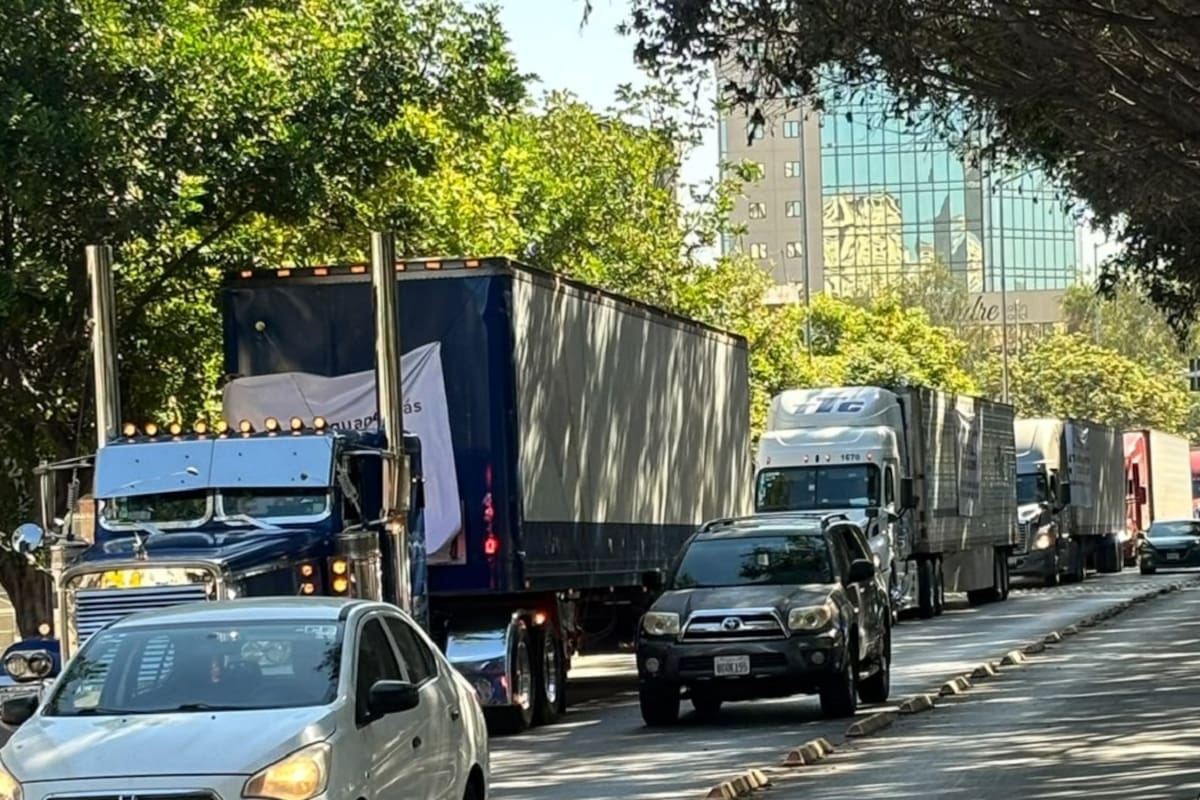 Marcha de transportistas genera tráfico en vialidades de Tijuana