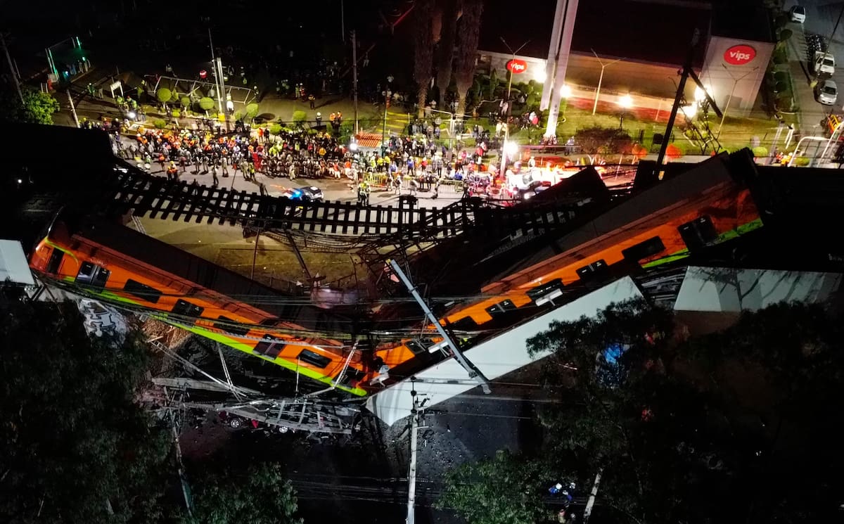 MEX807. CIUDAD DE MÉXICO (MÉXICO), 03/05/2021.- Vista aérea realizada con un drone que muestra el colapso de los vagones del metro esta noche, en la Ciudad de México (México). Al menos 15 personas murieron y otras 70 resultaron heridas al desplomarse en la noche de lunes un puente de la vía elevada de la línea 12 del Metro de Ciudad de México entre la estación Olivos y Tezonco sobre el que circulaba un tren con varios vagones. EFE/ Sáshenka Gutiérrez